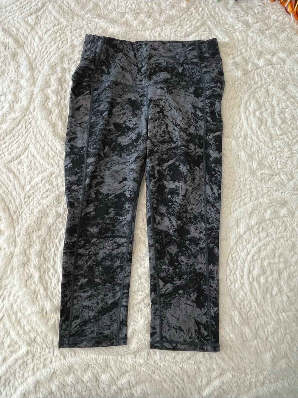 Cropped Marble-Print Active Capri Leggings in Dark Gray Size Medium
